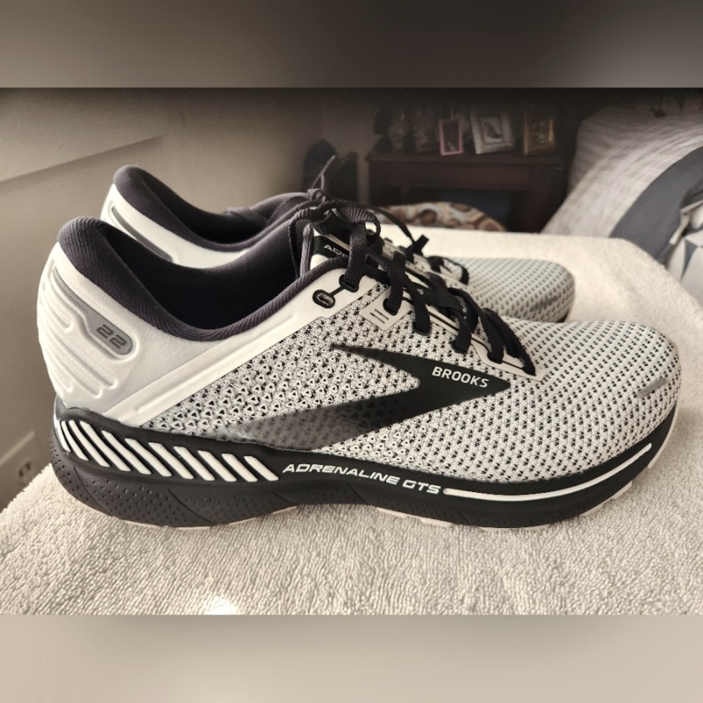 Brooks Adrenaline (22)mens sneakers